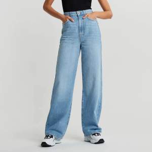 Oanvända vida jeans från Gina tricot. 