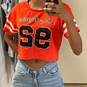 Snygg croptop från italien!  - Väldig snygg croptop från italien med tryck! Om mer bilder önskas kan jag skicka privat<3 Köparen håller för frakten men kan mötas i sthlm/odenplan annars💕