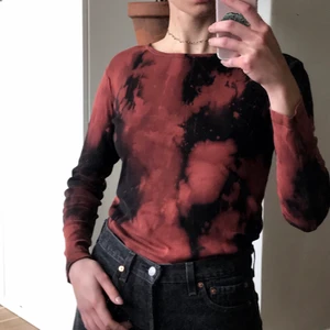 Långärmad bleached - Långärmad tröja i olika nyanser av svart och rött 💥