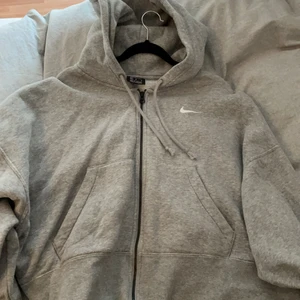 NIKE - Lite kortare NIKE zip hoodie, väldigt skönt material o strl M. Knappt använd 