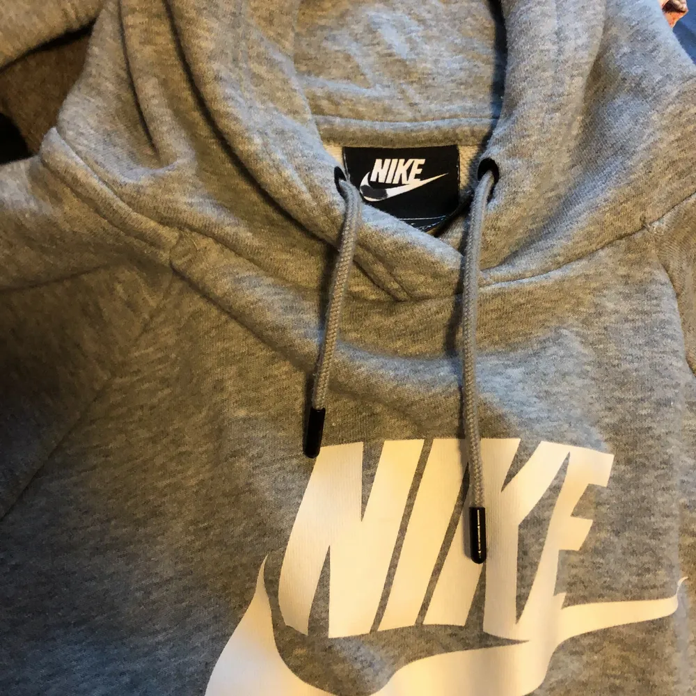 Jag säljer denna gråa Nike hoodien, för att de är inte min stil längre. Använd få gånger och i väldigt bra skick, Den är u storlek S köparen står för frakt. Hoodies.