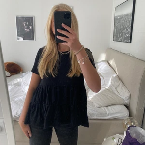 Tröja - Nästan helt ny tröja från zara 💕💕 säljer för 120kr + frakt 