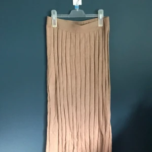 Höstig stickad kjol - Ribbstickad kjol/aldrig använd