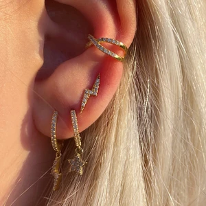 Örhängen i sterling silver - I sterling silver. Finns att köpa på lovinas_verkstad på Instagram eller här. Priserna är: Bolt hoop 89, Astra hoop 79, Bolt stund 79, Crossed earcuff 79. Frakt på 12 tillkommer med fri över 200:) Bara att skriva om ni har frågor eller är intresserade!