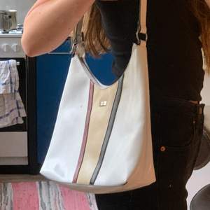 En vit rymlig handväska köpt second hand! Har knappt använt den, så i bra skick, men med lite märken här o var. ☺️