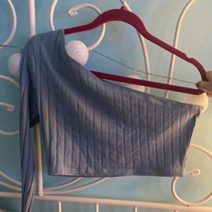 Tröja med en ärm! - En superfin tröja från SHEIN som aldrig är använd. Säljer då den inte kom till den användning jag önskat. Toppen är i strl L, men den är ganska liten så skulle säga att den passar S-M.