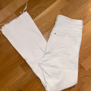 Vita bootcut/flare jeans med hål i knäna 