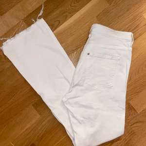 Vita flare Jeans - Vita bootcut/flare jeans med hål i knäna 