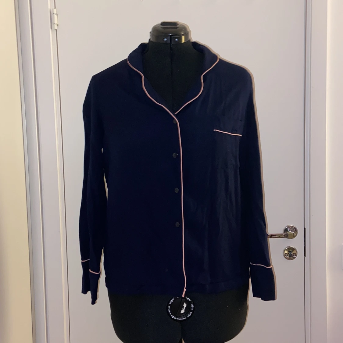 Avslappnad Marinblå Skjorta med Rosa Söm