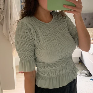 Mintgrön topp, GINA, M  - En mintgröna topp från Gina i storlek M (passar även dig som är storlek S). Ordinariepris ca 200:-, säljer för 50:- plus frakt. Köparen står för frakten!