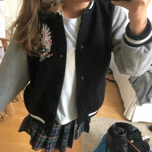 Cool trendig baseball jacka  - Väldigt trendig jacka som börjar bli för liten. Den är i storlek 38 vilket gör att den sitter lite oversized på mig, så fint. Den har en liten fläck på armen vet inte riktigt vad det är men därav sänkt pris💞