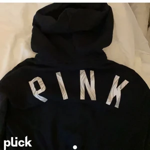 Pink Hoodie - Svart hoodie från pink Victoria’s secret i storlek M (skulle säga att det är en S). Fin kvalité och inte sliten! 💜Buda i kommentarerna💜