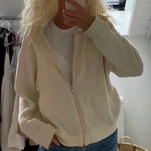 Kofta - Lånad bild! Säljer denna fina vita skickade kofta ifrån zara i strl M. Köpte ungefär i vintras och finns inte kvar på hemsidan 💕skriv vid intresse!