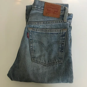 Levi’s jeans - Levi’s 501s med slitningar✨ väl använda men fortfarande snygga, säljer på grund av att de är för små..