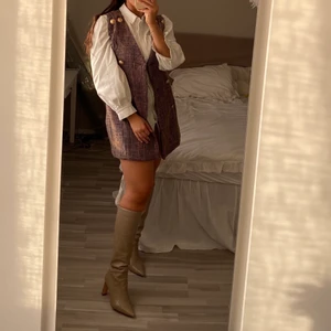 Skjortklänning och väst  - Säljer skjortklänningen, storlek M för 170  kr. Och västen för 200 kr då den är ifrån Milano, väldig unik.  