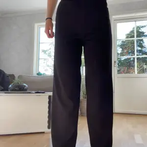 Säljer Lite tjockare svarta byxor i storlek S för 70 kr Gina tricot 