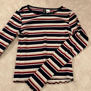 Randig tröja - Randig långärmad tröja i bra skick🤩 köparen står för frakt 