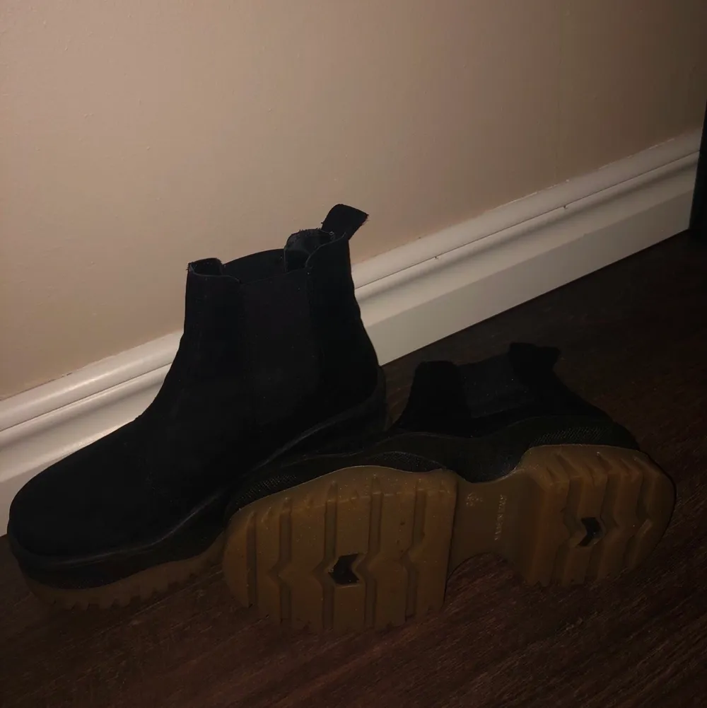Snygga boots från ASOS med svart faux-mocka och beigefärgade plattformar. Riktigt bra sula och funkar helt super att använda under vintern. Säljes pga att de är lite för stora för mig och har därför endast stått i garderoben :(. Skor.