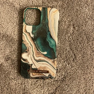 Ideal of Sweden skal!🤍 - Fint skal, knappt använd. Är för iPhone 12 eller 12 PRO. Det är i nyskick förutom att den har ett litet slitage vid ena hörnet men märks knappast. :D