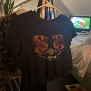 Urban outfiters - Cool croppad mörkblå tröja från Urban outfiters. Köpte för 350kr 