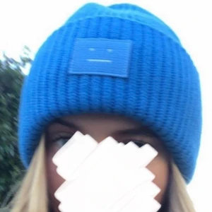 Acne mössa - Säljer denna mössa från Acne Studios pga för lite användning. Jag har kvittobevis ifall det önskas! Mössan är köpt för 1.100kr.                                                                   Som ny!! Kontakta mig vid frågor eller om du önskar mer bilder. Första bilden är inte min, men resten🌟 