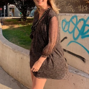 Sommarklänning ZARA - Säljer den här fina klänningen från ZARA!! Tjejen på bilden är runt 175 cm.