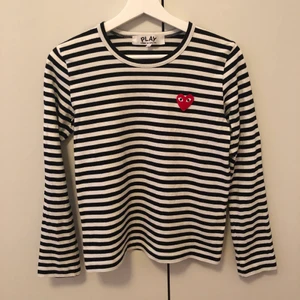 Comme des garcons play tröja  - Superfin svart och vit comme des garcons play tröja. Storlek M men liten i storlek som cdg-play brukar vara, passar en XS/S. Väldigt fint skick utom två små hål längst ner på baksidan, därav billigt pris. Syns knappt när man har tröjan på sig. Skickar spårbart för 51kr med PostNord 