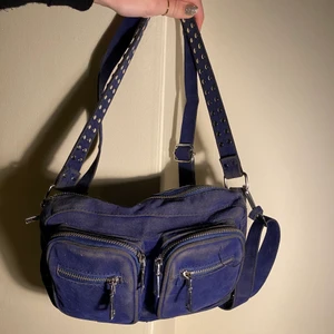 Väska - Jättefin väska i marinblått, är i använt skick så säljes därför billigt! Skriv privat för fler bilder! Gratis frakt❤️❤️