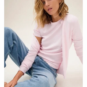 ljusrosa kofta från zara🌟🙌💗 - gullig kofta i väldigt bra skick. Använd 1-2 gånger💗 tröjan är då helt slutsåld på zaras hemsida🌟