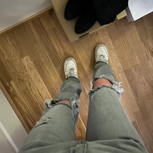 Jeans - Gråa jeans från prettylittlething i strl 34 🖤