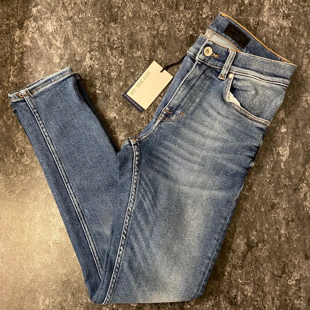 Helt nya jeans idén Tiger of Sweden i modell: Evolve, namn: Free (hittas på insidan på lappen till vänster , ifall du vill dubbelkolla om du redan har samma tvätt) slimfit modell i 30 längd för dig som har lite kortare ben alternativt vill köra dem cropped. Just denna tvätt ”Free” är superstretchiga och kan jämföras med ett par ”Hyperflex” ifrån Replay fast dem är lite tjockare i materialet , dock superbekväma på. Rekommenderar spårbar frakt för båda parters säkerhet, köparen får dock bestämma.. Jeans & Byxor.