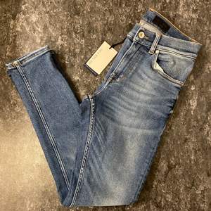 Helt nya jeans idén Tiger of Sweden i modell: Evolve, namn: Free (hittas på insidan på lappen till vänster , ifall du vill dubbelkolla om du redan har samma tvätt) slimfit modell i 30 längd för dig som har lite kortare ben alternativt vill köra dem cropped. Just denna tvätt ”Free” är superstretchiga och kan jämföras med ett par ”Hyperflex” ifrån Replay fast dem är lite tjockare i materialet , dock superbekväma på. Rekommenderar spårbar frakt för båda parters säkerhet, köparen får dock bestämma.