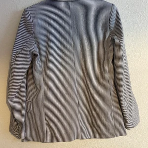 Kavaj - Grå och vit randig kavaj. Storlek 36. Knappt använd 