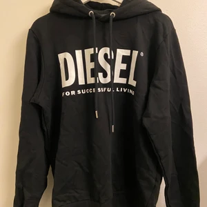 NY! Diesel Hoodie strl: M - Helt ny Diesel Hoodie storlek: Medium. Färg: Svart. Nypris: 999:- , säljes för 50%. Lätt oversized Hoodie för män, men även kvinnor kan ha denna utan problem.  Rekommenderar spårbar frakt för bådas säkerhet , men självklart kan köparen välja om den ska skickas på valfritt sätt med. Kommer att skicka konfirmationer när plaggen är skickade och följa upp under leveransen tills varan är framme. Har ni några frågor är det bara att kontakta mig.