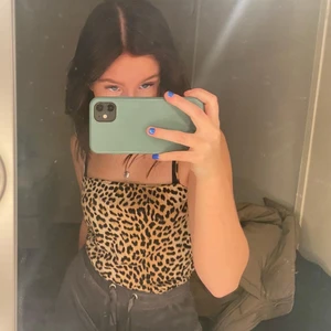 Leopard topp från Gina  - säljer denna fina och sköna toppen från Gina då den var för stor för mig tyvärr 🤍  60 kr med frakten inräknad ☺️
