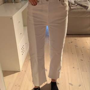 Säljer mina vita jeans ifårn lager 157, de är knappt använda. Köparen står för frakten.🤍