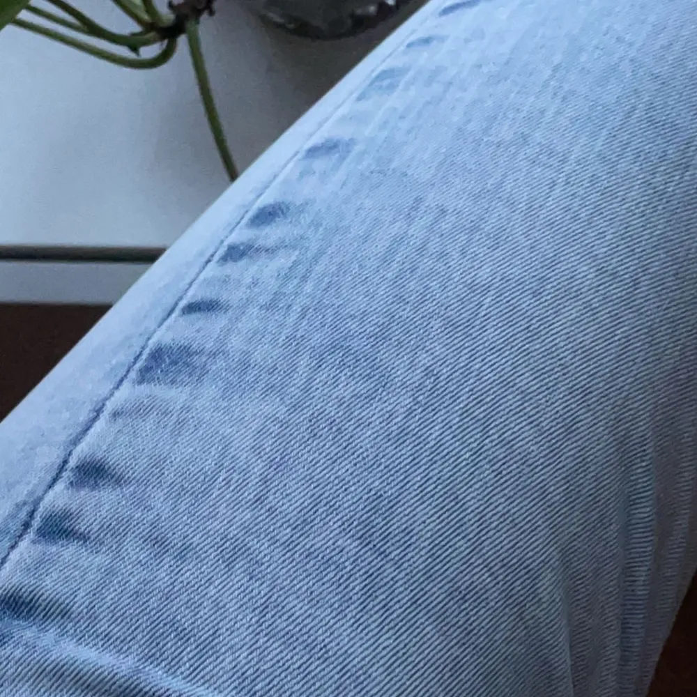 Molly jeans från Ginatricot i storlek S. 60 cm i midjan och 75 cm i innebenslängd. Jeansen är nästan helt oanvända då trots att de är väldigt stretchiga så är dom för små. Jag är 176 med midjemått på 65 cm. Jag ansvarar inte för postens slarv och frakt är inte inkluderat i priset . Jeans & Byxor.