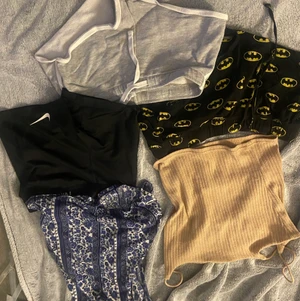 Klädpaket - Håller på att sälja av mig massa kläder eftersom att jag ska byta garderob därför är priserna så låga🤍 om frågor skriv till mig🤍pris kan alltid diskuteras🤍köp allt för 50kr eller en för 35kr🤍
