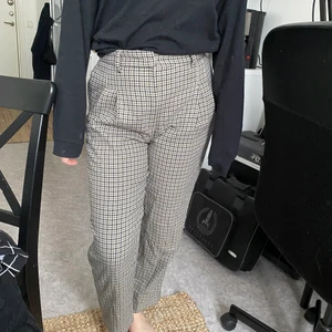 Rutiga kostymbyxor - Balla och sköna rutiga kostymbyxor i svart,beige och grönt från Monki! Storlek 38! I bra skick! Köparen står för frakten (66kr) 🥰