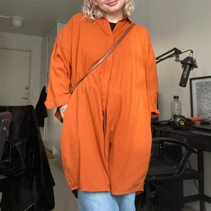 Orange skjortklänning från Monki!  - Ball orange skjortklänning från Monki! Storlek L men jag är vanligtvis S-M så ni ser hur den sitter på mig 😋! Använd fåtal gånger så i mycket bra skick! Köparen står för frakten (66kr) 🥰