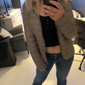 Vårjacka  - ”Super light weight” jacka som jag köpt i london på primark. En perfekt vårjacka i en fin beige färg. Den är i strl S men jag som har M kan ha den, skulle även säga att den passar xs också. Den är inte jätteanvänd och är i bra skick👼🏼 pris går att diskuteras!!