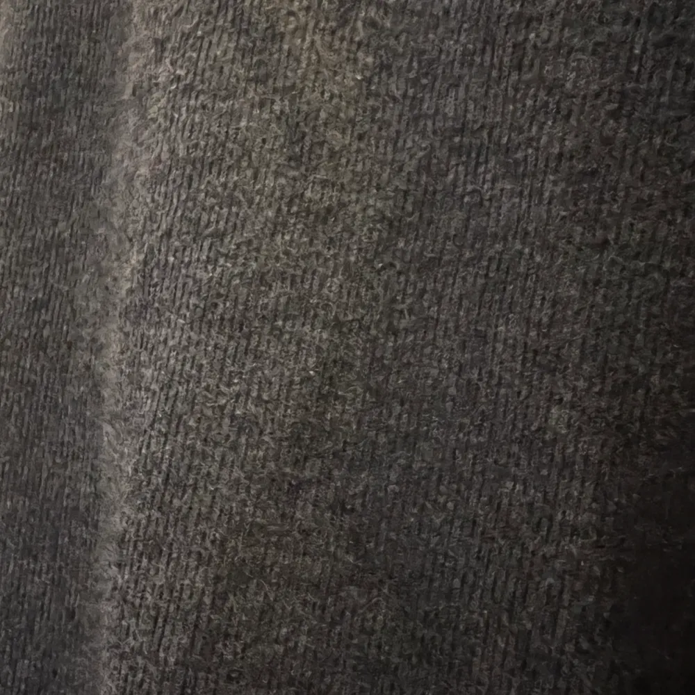 Halvt croppad sweater från Zara som är superskön och har en fin grå färg 💕. Toppar.