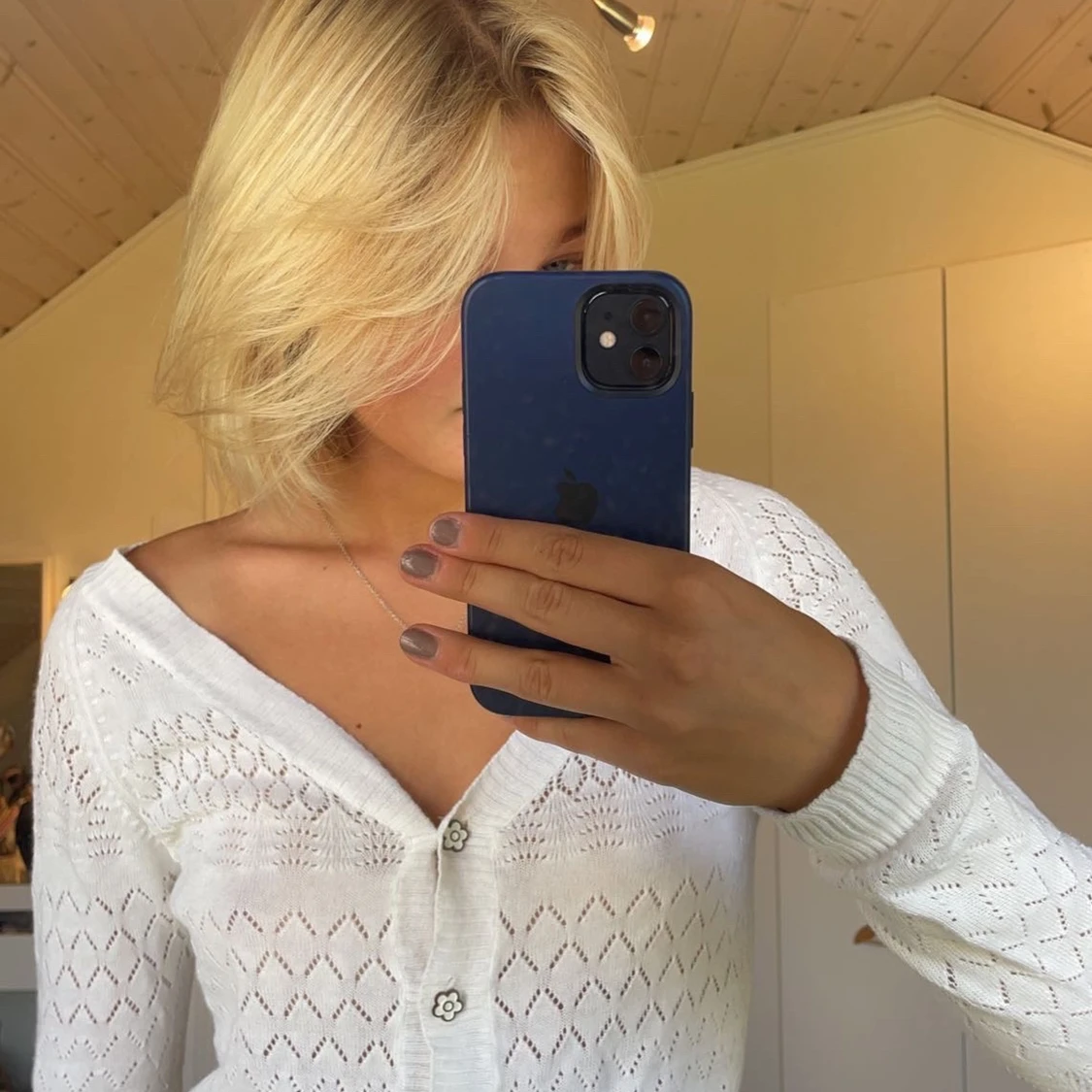 Vit kofta med blomknappar