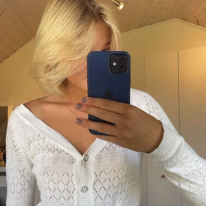 Vit kofta med blomknappar - Säljer denna söta vita kofta från Only. Pris 80+ + frakt.