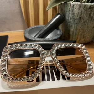 Coola solglasögon  - Säljer dessa as coola solglasögon. Obs ej från chimi!! Tyvärr aldrig använda pga för stora på mig! *Lånad bild sista*