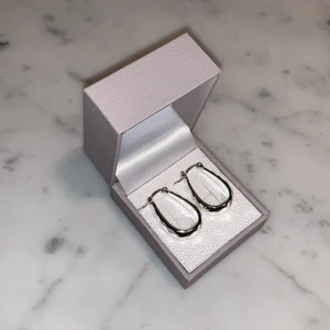 Öronhängen - Såå fina öronhängen!! Passar till allt. Aldrig använda. Hör gärna av dig om du är intresserad ❣️