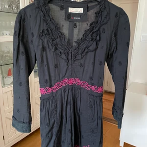 Odd Molly-tunika, mörkblå och rosa, st 2 - Mörkblå tunika med rosa stickningar från Odd Molly i strl 2. Gott skick! 