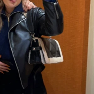 Snygg väska  - Säljer min väska ifrån Gina, den har både ett längre band & ett kortare, köpt för 379😍  för intresse kan ni få mer bilder 