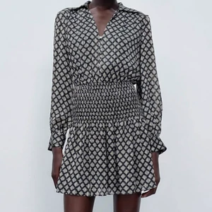 Klänning från zara  - Superfin klänning från zara, ny med lappen kvar. Helt slutsåld. Spårbar frakt tillkommer på 51kr