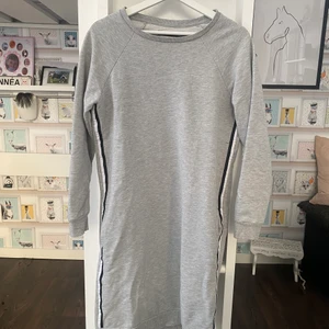 Varm klänning storlek M - Fint skick använd fåtal gånger, inga fläckar eller så. Säljer pågrund av att den är för stor. Inte stor för att vara storlek M.